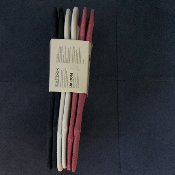 No- slip heel, flat knit conforms to foot,material wicks sweat and dries fast - Picture 3 of 4